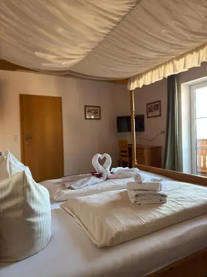 Ein Bett oder Betten in einem Zimmer der Unterkunft Gasthof Janser