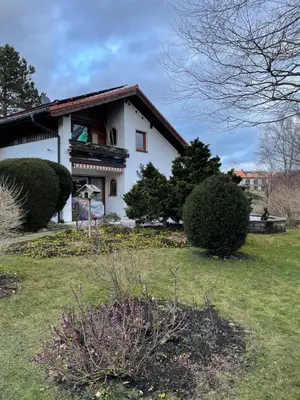 Ein Garten an der Unterkunft Alpen-Stadt Idylle