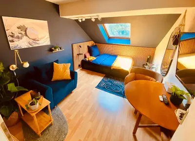 Ein Sitzbereich in der Unterkunft Modernes ruhiges Zimmer mit Ausblick ins Grüne