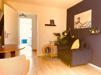 Ein Sitzbereich in der Unterkunft Modernes ruhiges Zimmer mit Ausblick ins Grüne