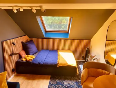 Ein Bett oder Betten in einem Zimmer der Unterkunft Modernes ruhiges Zimmer mit Ausblick ins Grüne