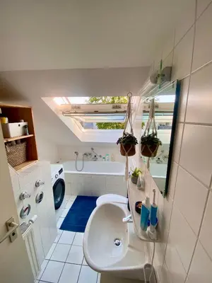 Ein Badezimmer in der Unterkunft Modernes ruhiges Zimmer mit Ausblick ins Grüne