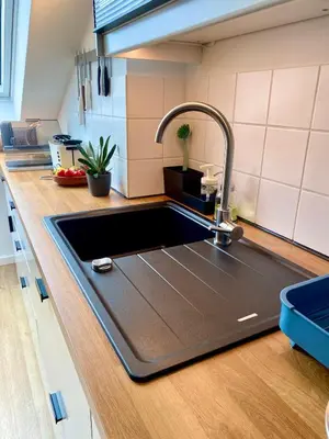 Küche/Küchenzeile in der Unterkunft Modernes ruhiges Zimmer mit Ausblick ins Grüne
