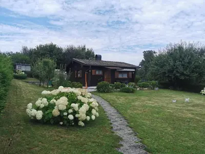 Ein Garten an der Unterkunft Kleines Haus im Grünen