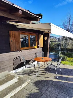Ein Balkon oder eine Terrasse in der Unterkunft Kleines Haus im Grünen
