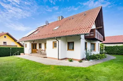 Das Gebäude in dem sich das Ferienhaus befindet