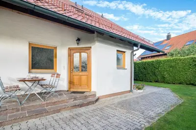 Das Gebäude in dem sich das Ferienhaus befindet
