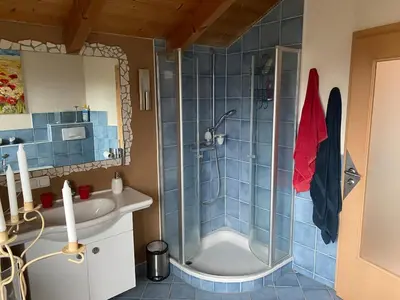 Ein Badezimmer in der Unterkunft Auszeit - Wohnung mit Garten und Bergblick