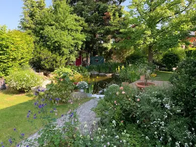 Ein Garten an der Unterkunft Auszeit - Wohnung mit Garten und Bergblick