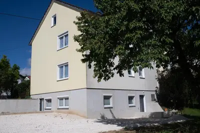 Das Gebäude in dem sich die Ferienwohnung befindet
