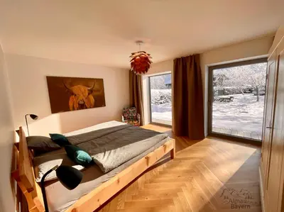Ein Bett oder Betten in einem Zimmer der Unterkunft Ferienhaus AlmauBayern - mit Bergblick und großem Garten