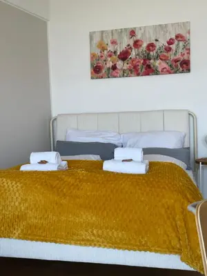 Ein Bett oder Betten in einem Zimmer der Unterkunft Business & Relax Skyline-View Wlan