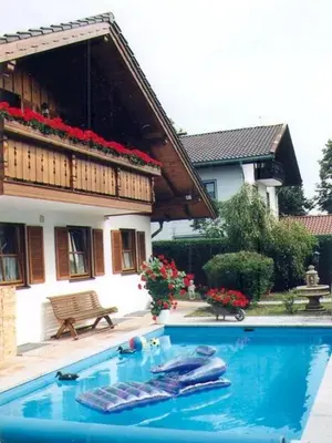 Der Swimmingpool an oder in der Nähe von Ferienwohnung Löster