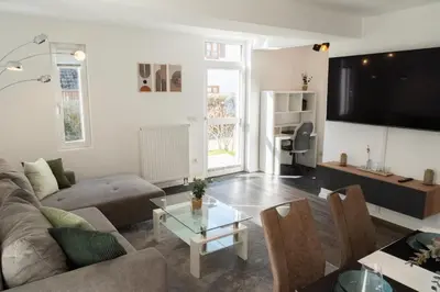 Ein Sitzbereich in der Unterkunft Eggstätt am Chiemsee, Auto-Check-in 24-7, gratis Parkplatz an der Unterkunft, Netflix & Amazon Prime inc, voll ausgestattet