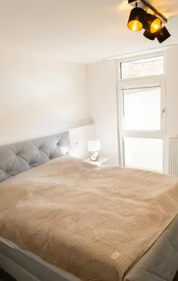 Ein Bett oder Betten in einem Zimmer der Unterkunft Eggstätt am Chiemsee, Auto-Check-in 24-7, gratis Parkplatz an der Unterkunft, Netflix & Amazon Prime inc, voll ausgestattet