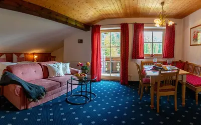 Ein Sitzbereich in der Unterkunft Obernacher Hof