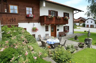 Ein Garten an der Unterkunft Lindlweberhof