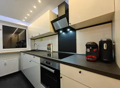 Küche/Küchenzeile in der Unterkunft Modern Apartments Neuburg O - NEU - 2 Zimmer, Komfort, Top Ausgestattet, Smart TV, Wi-Fi