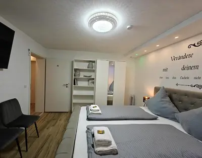 Ein Bett oder Betten in einem Zimmer der Unterkunft Modern Apartments Neuburg SP - NEU - 2 Zimmer, Komfort, Top Ausgestattet, Smart TV, Wi-Fi