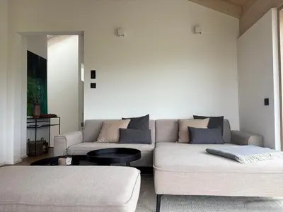 Ein Sitzbereich in der Unterkunft Berglinien am Chiemsee I Exklusive Ferienwohnung mit 3 Schlafzimmern, 2 Bädern und Alpenblick