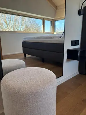 Ein Sitzbereich in der Unterkunft Berglinien am Chiemsee I Exklusive Ferienwohnung mit 3 Schlafzimmern, 2 Bädern und Alpenblick