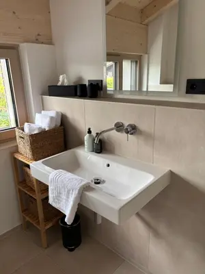 Ein Badezimmer in der Unterkunft Berglinien am Chiemsee I Exklusive Ferienwohnung mit 3 Schlafzimmern, 2 Bädern und Alpenblick