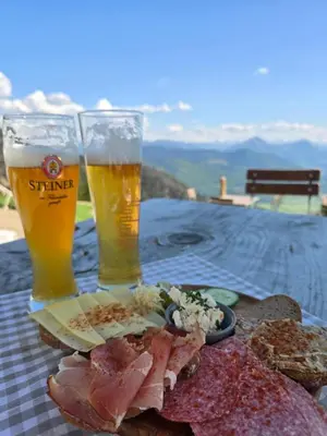 Getränke in der Unterkunft Berglinien am Chiemsee I Exklusive Ferienwohnung mit 3 Schlafzimmern, 2 Bädern und Alpenblick