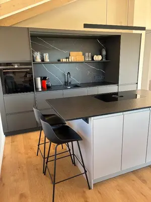 Küche/Küchenzeile in der Unterkunft Berglinien am Chiemsee I Exklusive Ferienwohnung mit 3 Schlafzimmern, 2 Bädern und Alpenblick