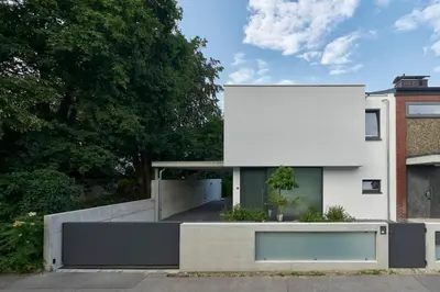 Das Gebäude in dem sich das Ferienhaus befindet