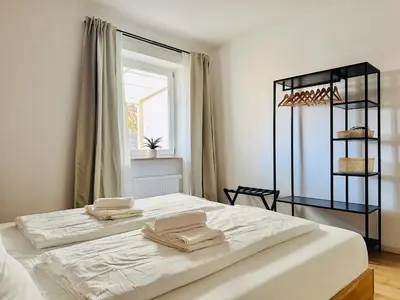 Ein Bett oder Betten in einem Zimmer der Unterkunft Apartment Daniel - Stilvolle Wohnung mit Veranda für 4 Personen