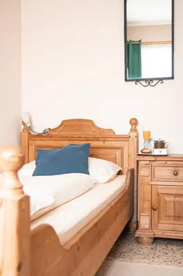Ein Bett oder Betten in einem Zimmer der Unterkunft Würmtalhof Pension & Wirtshaus