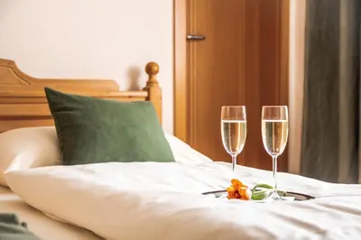 Ein Bett oder Betten in einem Zimmer der Unterkunft Würmtalhof Pension & Wirtshaus