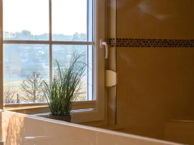 Ein Badezimmer in der Unterkunft Lüftenblick - 2 Ferienwohnungen am Starnberger See, mit Terrasse oder Balkon, Weitblick, Sauna, Kamin, E-Ladestation