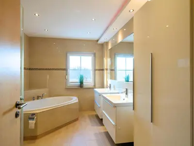 Ein Badezimmer in der Unterkunft Lüftenblick - 2 Ferienwohnungen am Starnberger See, mit Terrasse oder Balkon, Weitblick, Sauna, Kamin, E-Ladestation