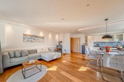 Küche/Küchenzeile in der Unterkunft Lüftenblick - 2 Ferienwohnungen am Starnberger See, mit Terrasse oder Balkon, Weitblick, Sauna, Kamin, E-Ladestation