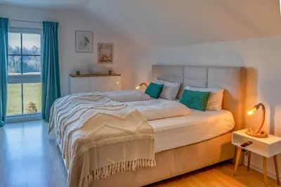 Ein Bett oder Betten in einem Zimmer der Unterkunft Lüftenblick - 2 Ferienwohnungen am Starnberger See, mit Terrasse oder Balkon, Weitblick, Sauna, Kamin, E-Ladestation