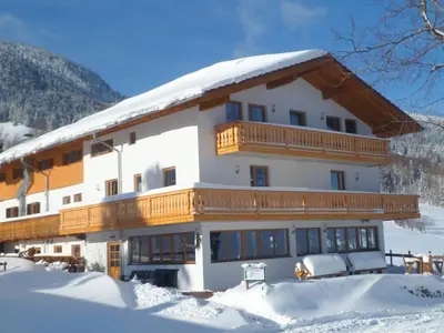 Ein allgemeiner Bergblick oder ein Berglick von des Ferienhauses aus