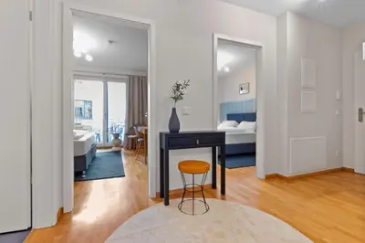 Ein Bett oder Betten in einem Zimmer der Unterkunft Flatista Homes - Nymphenburg Suites