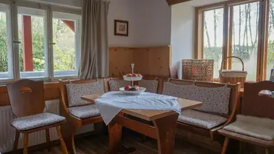 Ein Sitzbereich in der Unterkunft Ferienwohnung Hörlkofen