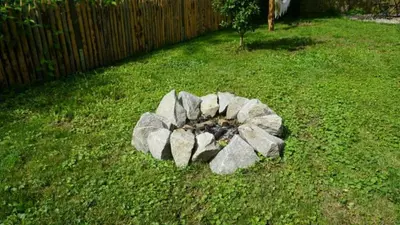 Ein Garten an der Unterkunft Ferienwohnung Hörlkofen