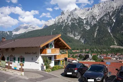 Ein allgemeiner Bergblick oder ein Berglick von des Ferienhauses aus