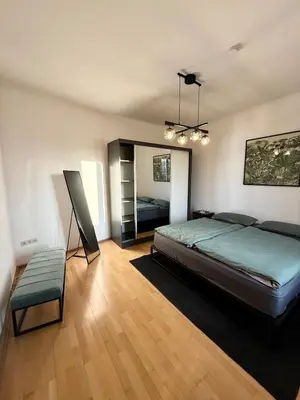 Ein Bett oder Betten in einem Zimmer der Unterkunft Elegante Jugendstil-Wohnung - ruhige Lage nähe HBF