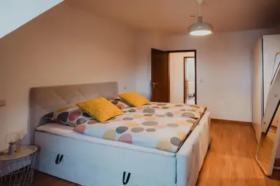 Ein Bett oder Betten in einem Zimmer der Unterkunft Zentral, Loggia, TG-Platz