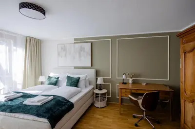 Ein Bett oder Betten in einem Zimmer der Unterkunft Lumen Homes - Altstadt-Residenz, direkt im Zentrum, geräumiges Apartment mit 5 Zimmern, Küche