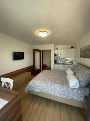 Ein Bett oder Betten in einem Zimmer der Unterkunft Hotel Room at Munich Central Station