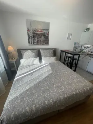 Ein Bett oder Betten in einem Zimmer der Unterkunft Hotel Room at Munich Central Station