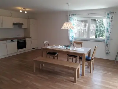 Küche/Küchenzeile in der Unterkunft geräumige Ferienwohnung in Bierdorf am Ammersee