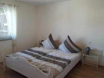 Ein Bett oder Betten in einem Zimmer der Unterkunft geräumige Ferienwohnung in Bierdorf am Ammersee
