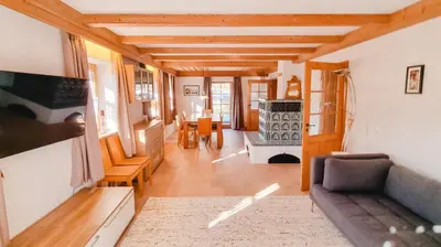 Ein Sitzbereich in der Unterkunft schönes Ferienhaus mit Sauna im Grünen