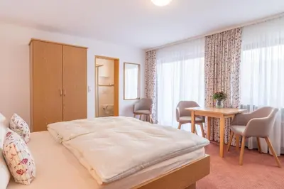 Ein Bett oder Betten in einem Zimmer der Unterkunft Gäste- und Apartmenthaus Wiesholler